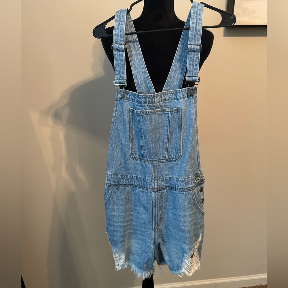 Cello Denim Overall Shorts. Size large. NWT